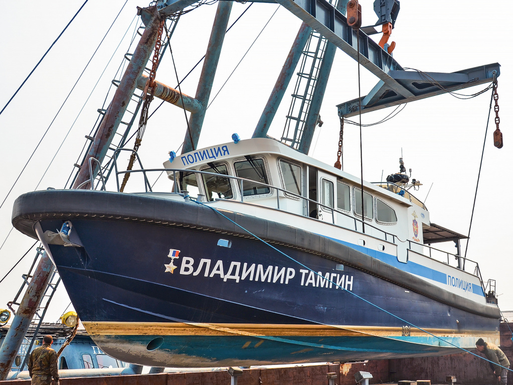 Фото: Дмитрия Годяева / На фото: спуск на воду служебного катера