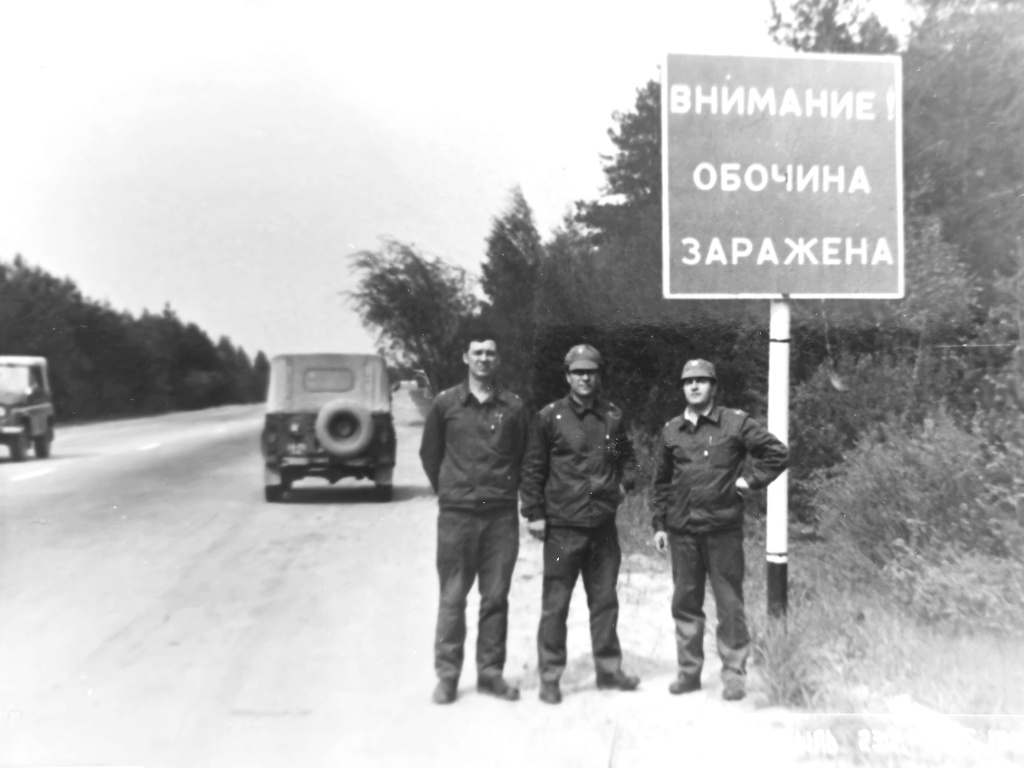 из личных архивов героев публикаций / Анатолий Синеносов (справа) во время службы в Чернобыле