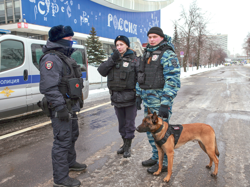 Фото Дмитрия Лыкова / Столичные полицейские во время патрулирования территории ВДНХ с четвероногим помощником по кличке Один
