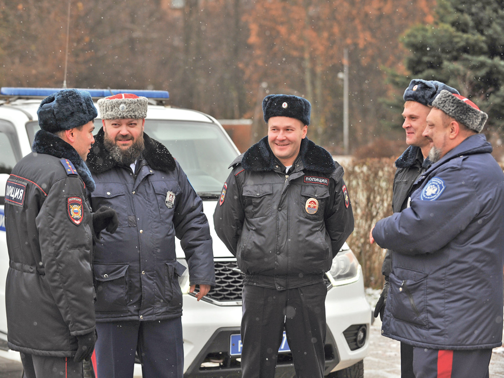 На фото: Казаки помогают полиции в охране общественного порядка