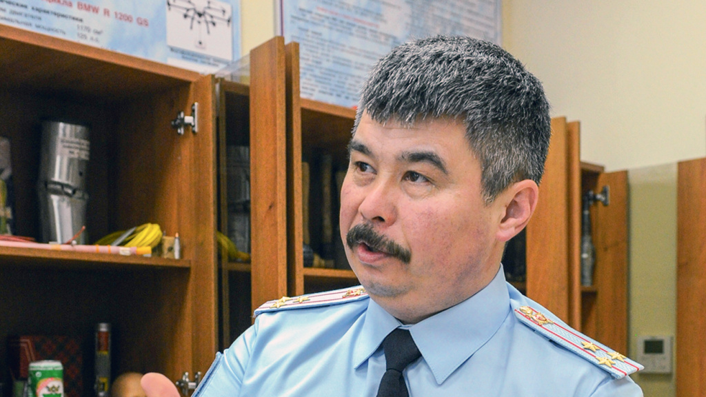 Руководитель центра Ильгам Курманов демонстрирует обезвреженные опасные находки