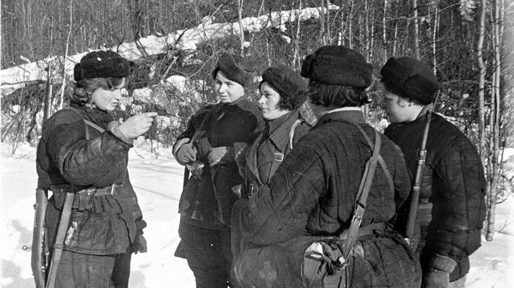 Девушки-партизанки. 1942 г.