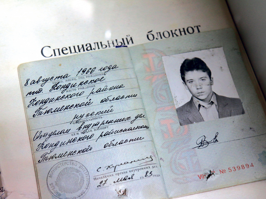 Пуля прошла через паспорт, который находился в кармане