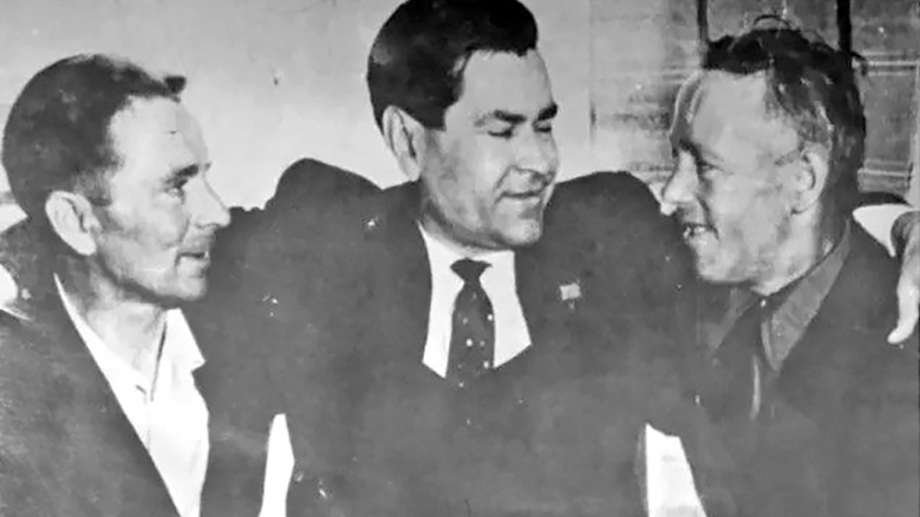 Алексей Маресьев (в центре) на встрече со своими спасителями Александром Вихровым и Сергеем Малиным, 1965 год