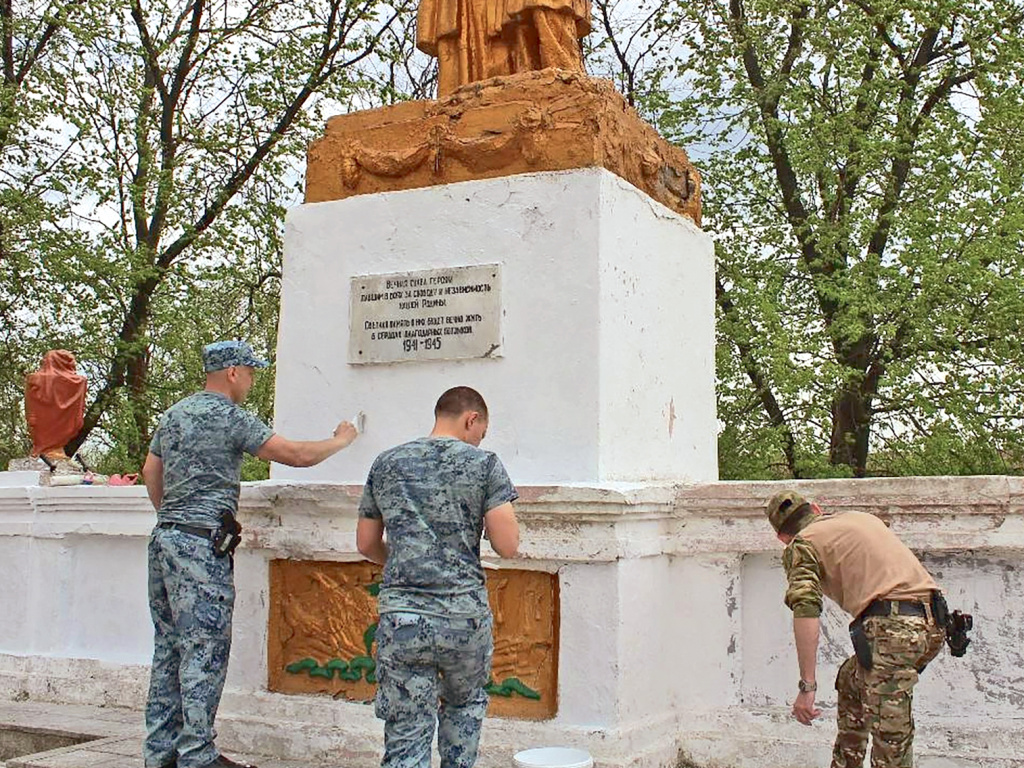 Полицейские восстанавливают мемориал в Херсонской области