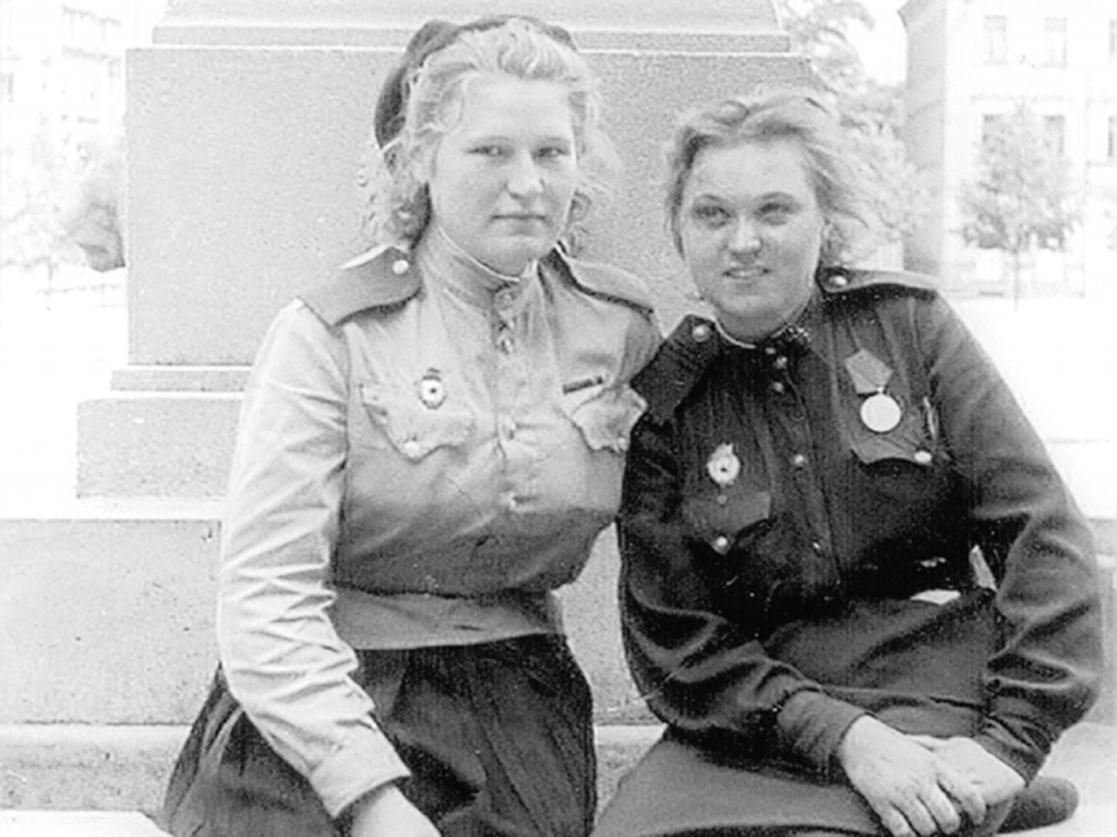 С боевой подругой. Татьяна Масютенко справа