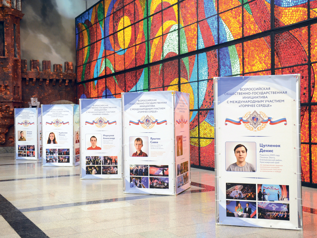 В фойе музея каждому герою был посвящён стенд