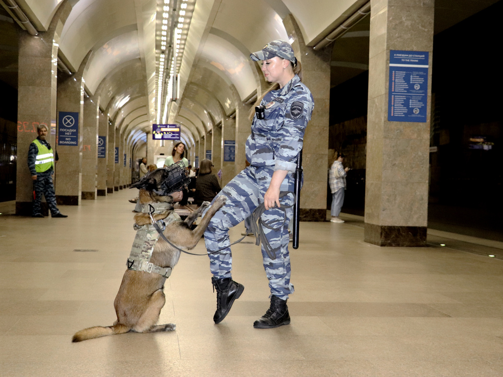 Фото: Татьяны Анучиной / На фото: старший сержант полиции Вера Горохова и служебная собака по кличке Геринг