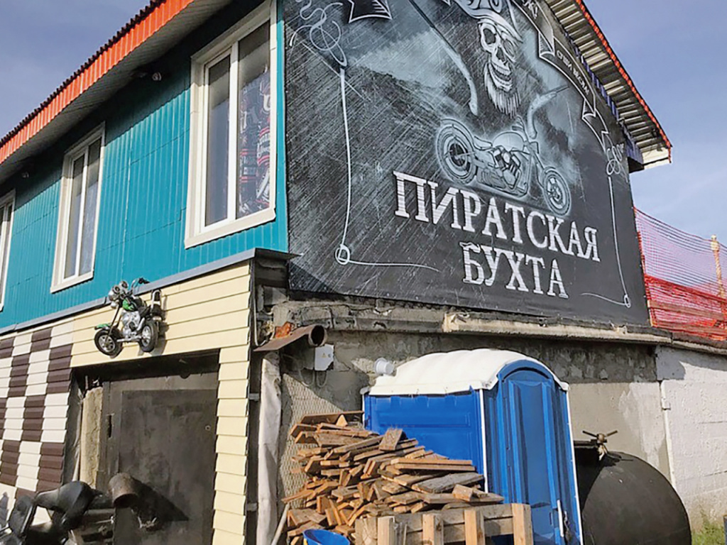 База байкеров-вымогателей находилась в гаражном баре