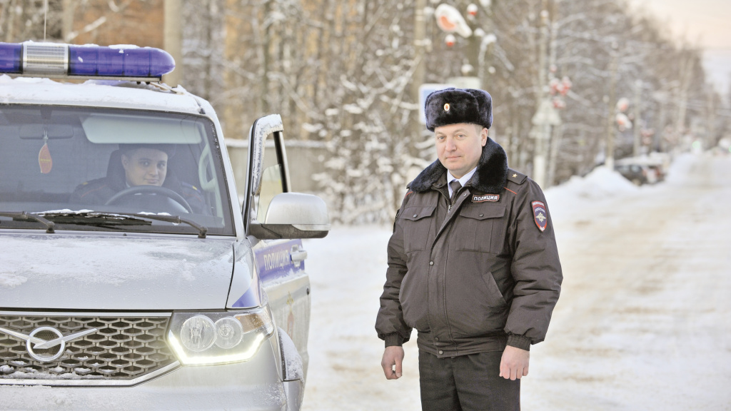 Фото: Александр Гусев и Роман Теряев (за рулём) на главной улице посёлка