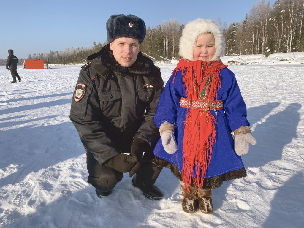 ФОТО: Валентины Ивановой / Маленькая королева Сибири под надёжным присмотром