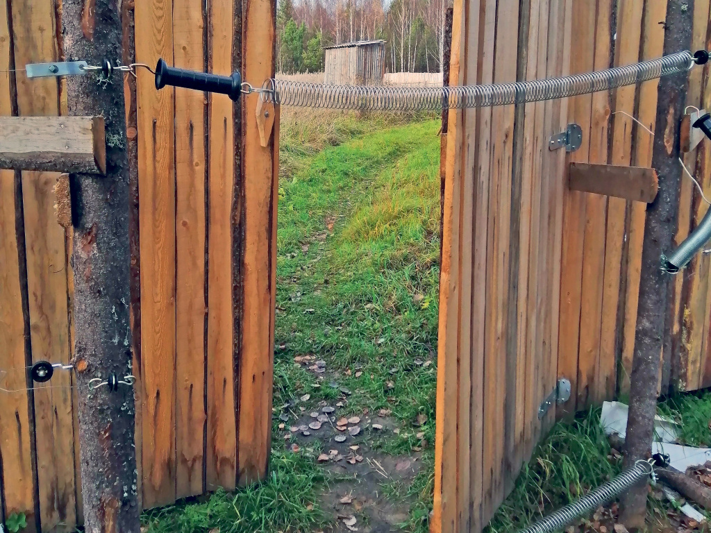 Через эту калитку вор проник на пасеку