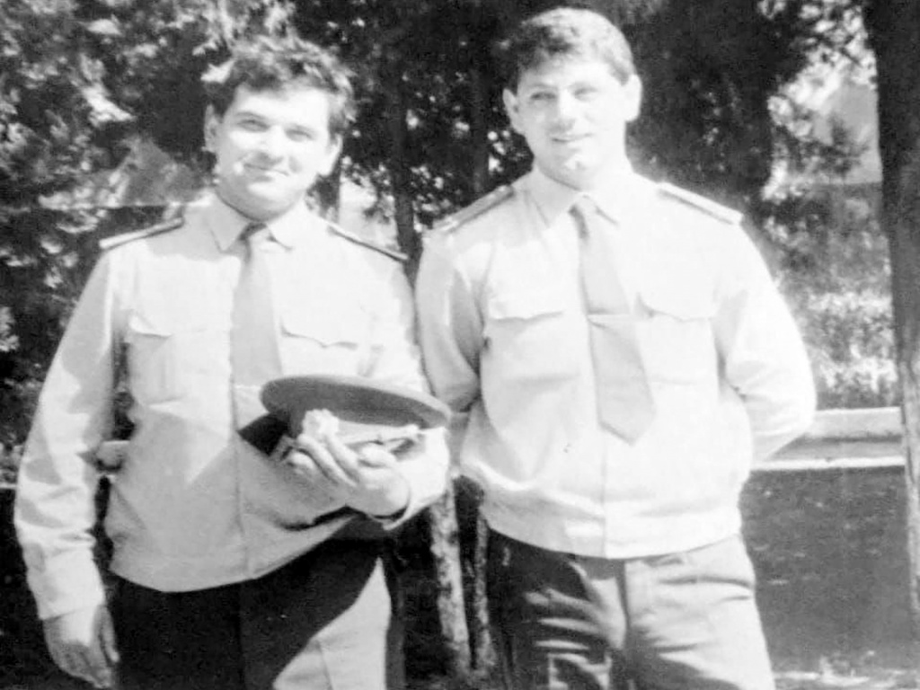 Майор милиции в отставке Артур Алиев (на фото справа)