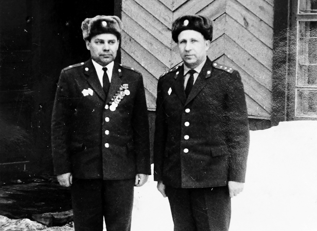 Начальник ЛОМ на станции Ишим Николай Трофименко (слева)