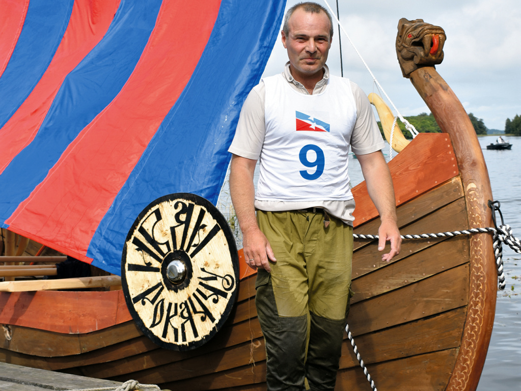 Полицейский Павел Долгих построил варяжскую ладью с парусом