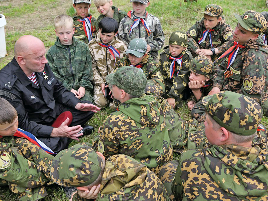Герой России полковник Сергей Юшков с ребятами