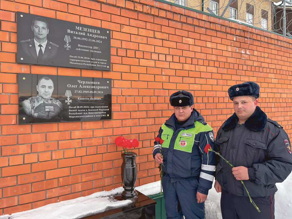 ФОТО: Ольги Пуренок / У мемориала погибшим товарищам