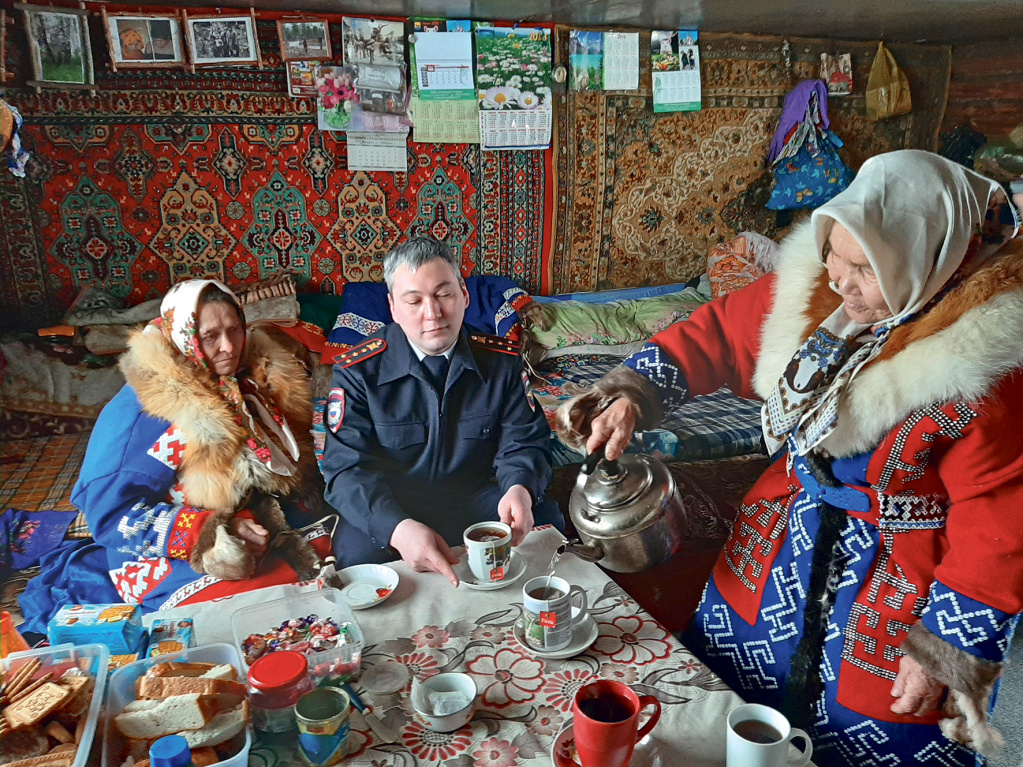 Горячий чай с мороза согревает