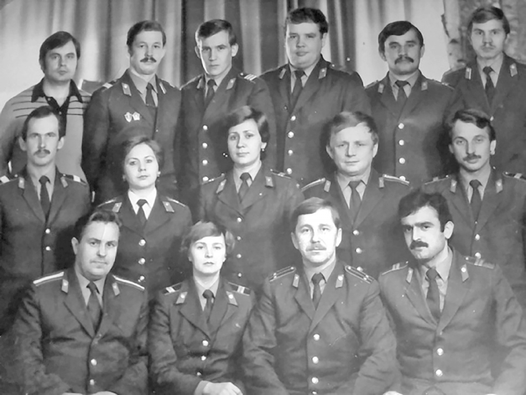 Татьяна Геранькина (в нижнем ряду) с сослуживцами