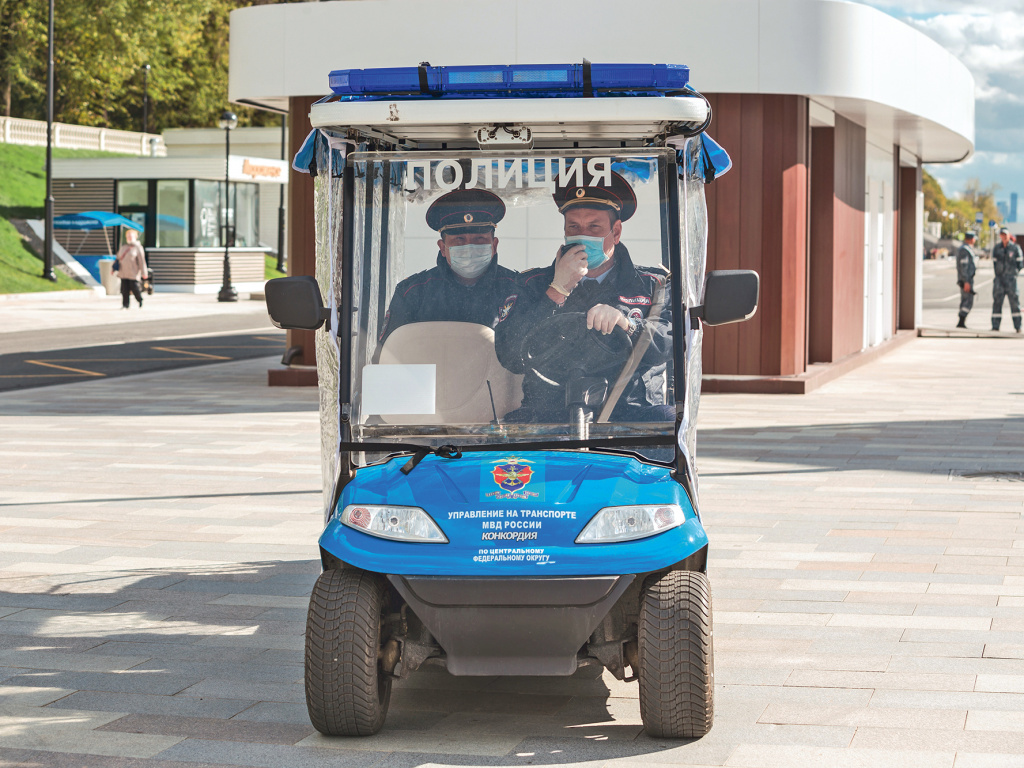 Полицейские патрулируют территорию на электромобилях